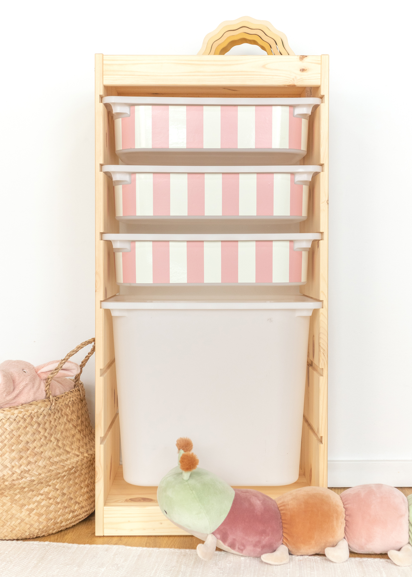 IKEA TROFAST Regal mit Box, dekoriert mit einem eleganten rosa Streifenmotiv.