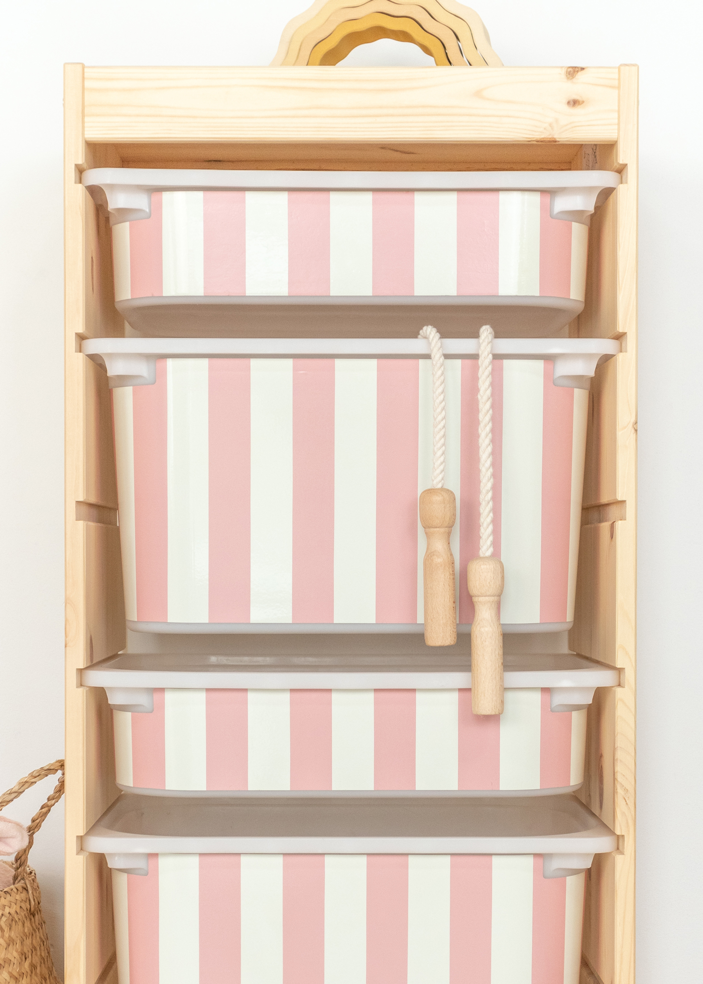 Aufbewahrungsbox im IKEA TROFAST Regal, bedruckt mit einem modernen rosa-gestreiften Design.