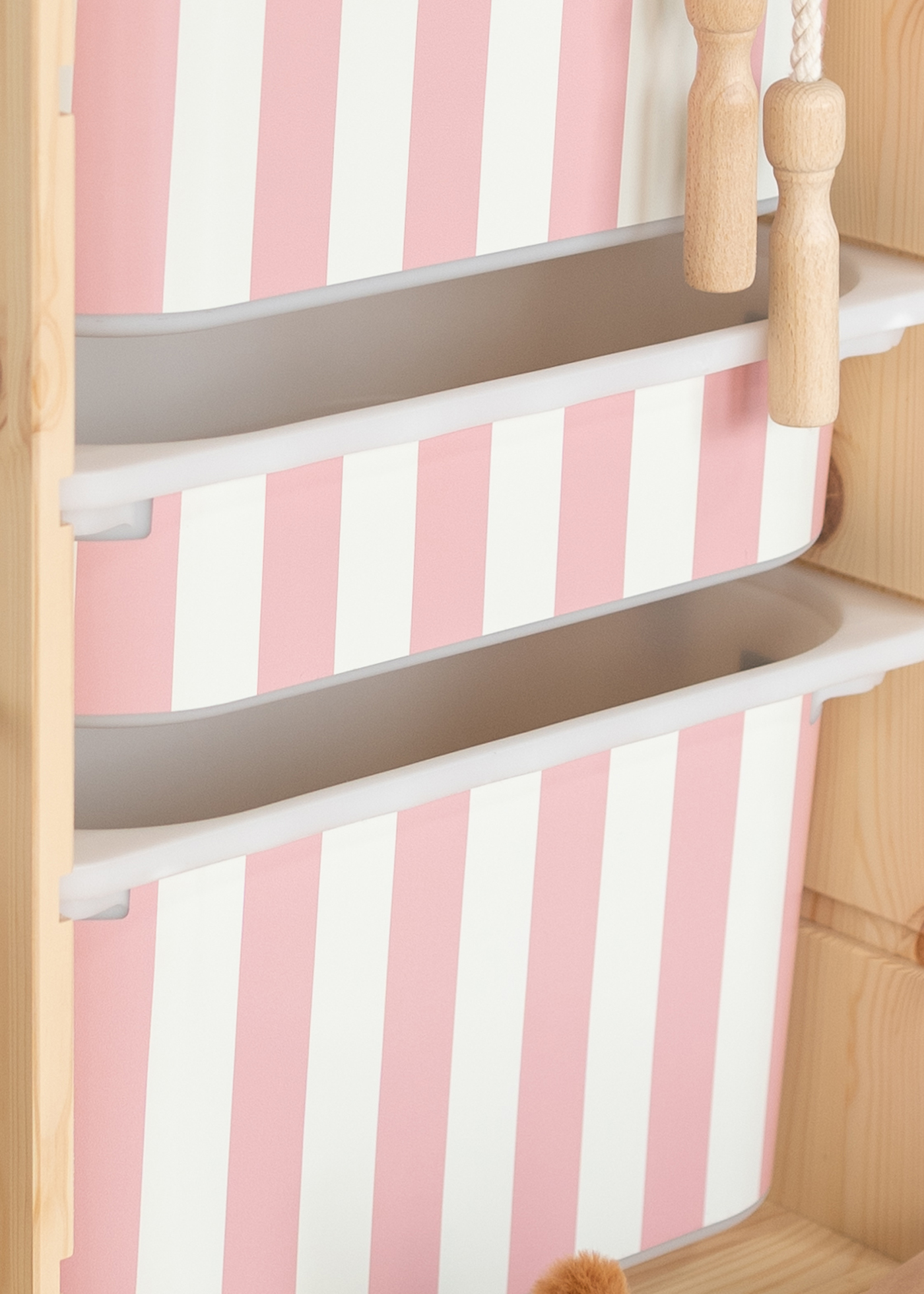 Aufbewahrungsbox mit rosa-gestreiftem Design im IKEA TROFAST Regal Kindgerechte Aufbewahrungsbox im TROFAST Regal, dekoriert mit einem rosa Streifenmuster.