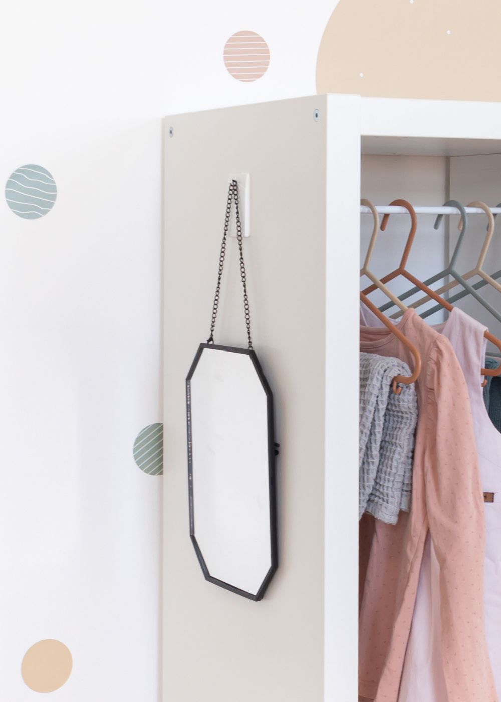 Spiegel am Montessori Kleiderschrank Spiegel am Montessori Kleiderschrank